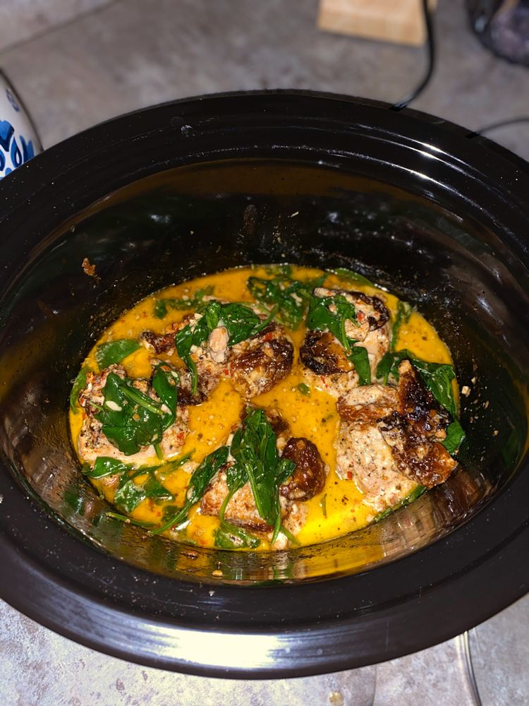 Crockpot Tuscan Garlic Chicken With Spinach And Sun Dried Tomatoes