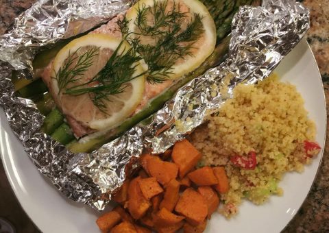 BAKED SALMON IN FOIL WITH ASPARAGUS AND GARLIC LEMON BUTTER SAUCE 480x340 