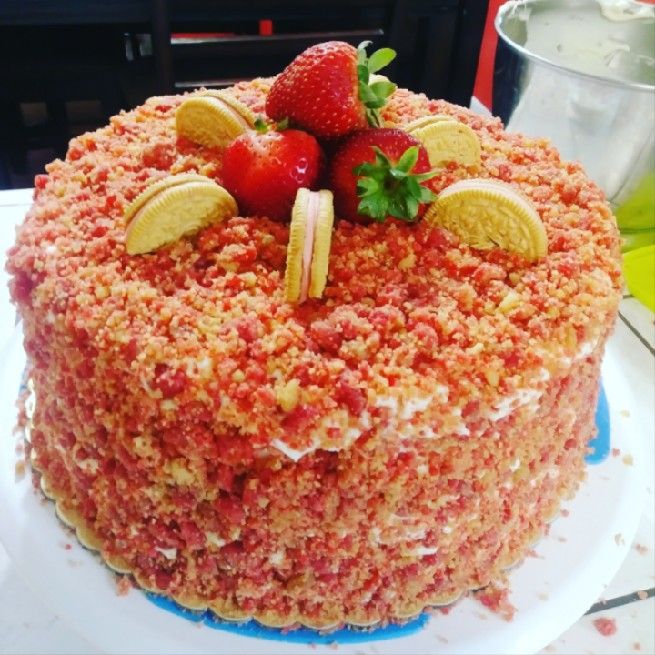 STRAWBERRY SHORTCAKE CRUNCH CAKE WITH CREAM CHEESE FROSTING – Kitch Me Now