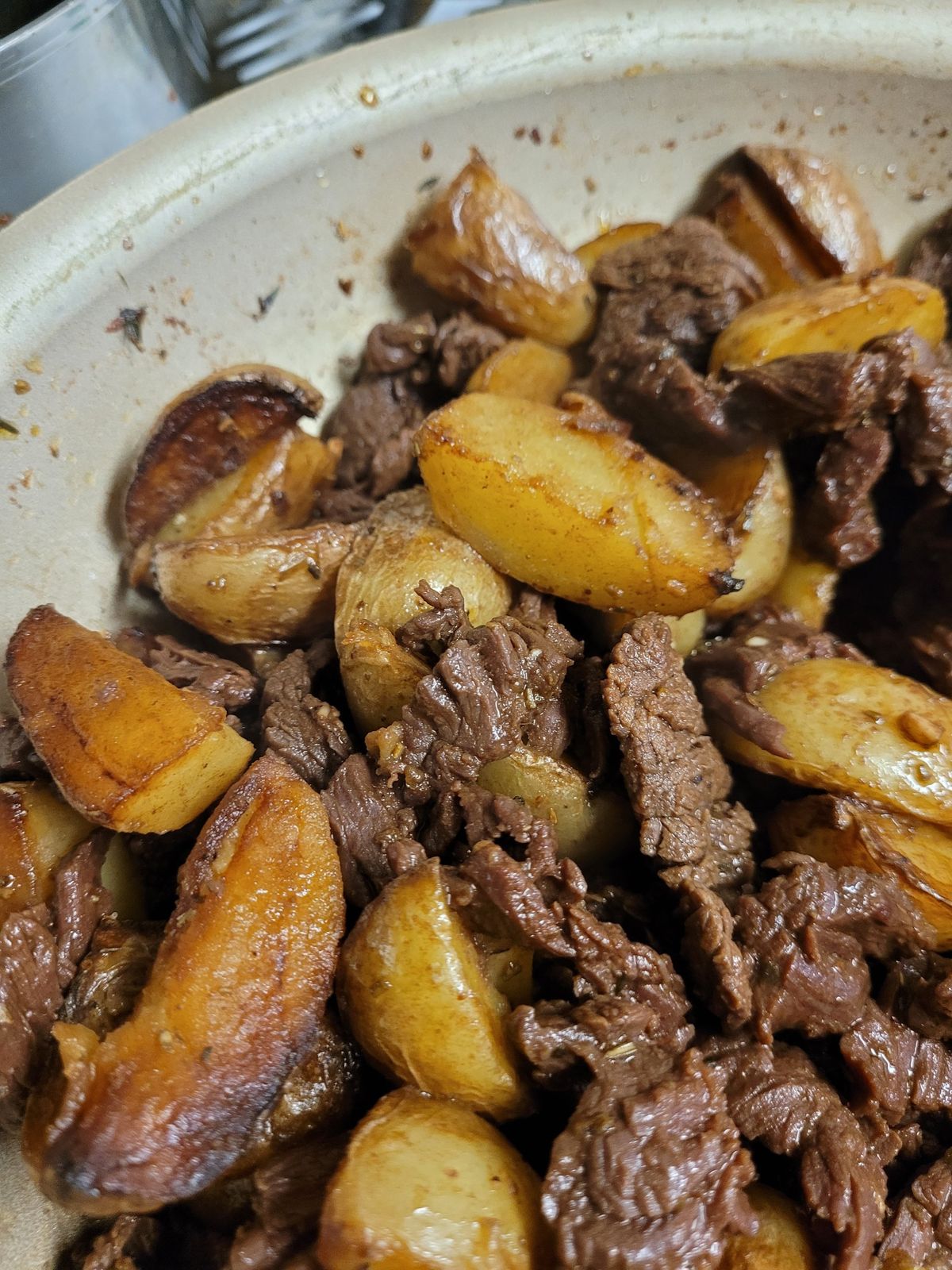 https://kitchmenow.com/wp-content/uploads/2023/04/Garlic-Butter-Steak-and-Potatoes-Skillet-A-Mouthwatering-One-Pan-Wonder.jpg